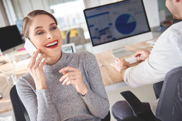 Foto gratuita mujer reservando reuniones con clientes por teléfono