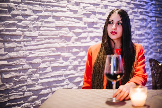 Mujer en el restaurante