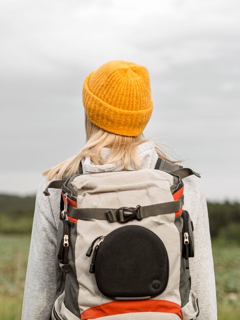 Mujer con retrato de mochila