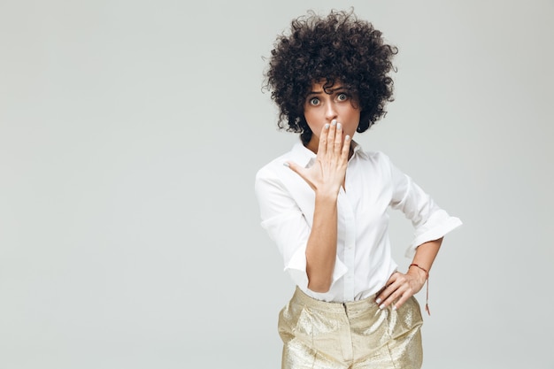 Mujer retro sorprendida vestida con camisa