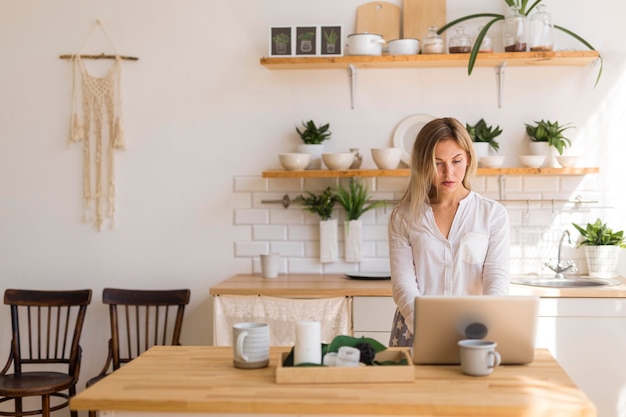 Mujer en reunión online en casa