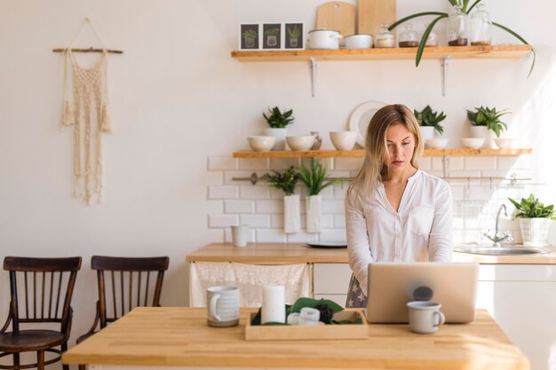 Mujer en reunión online en casa