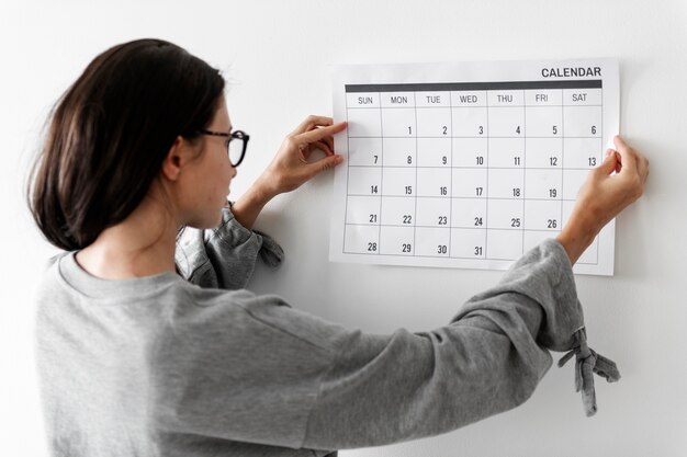 Mujer revisando el calendario