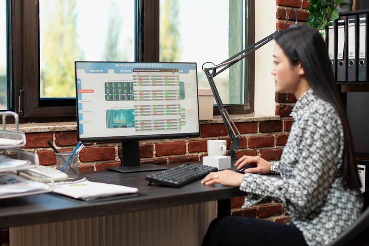 Foto gratuito mujer revisando informes de datos comerciales