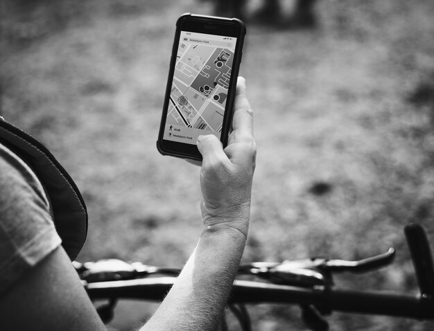 Mujer revisando el mapa gps