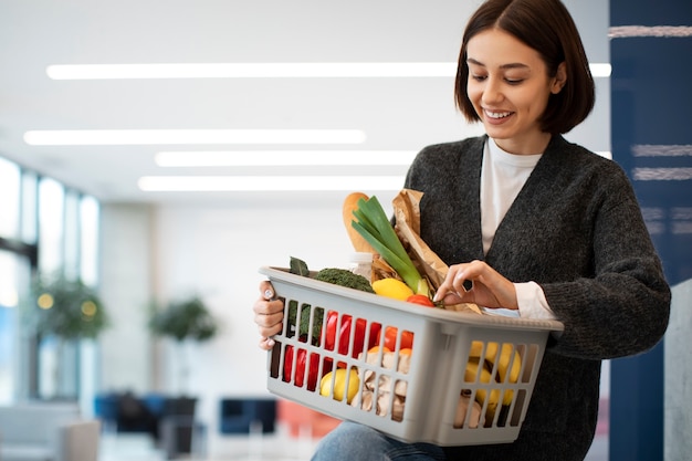 Foto gratuita mujer revisando su entrega de comestibles