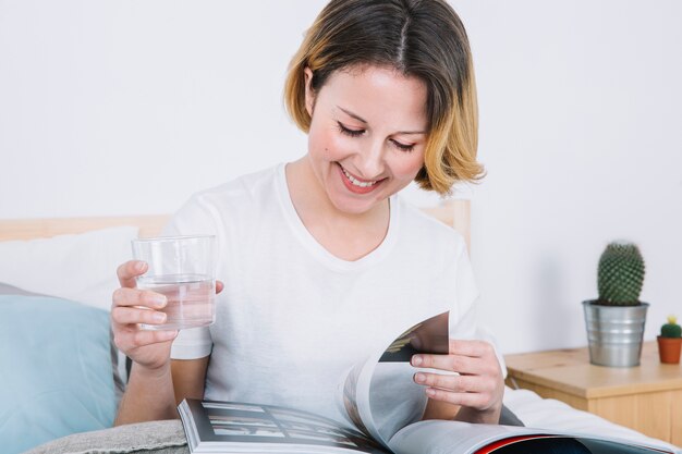 Mujer con revista de lectura de agua