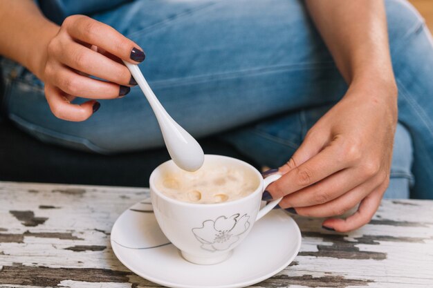 Mujer revolviendo el café