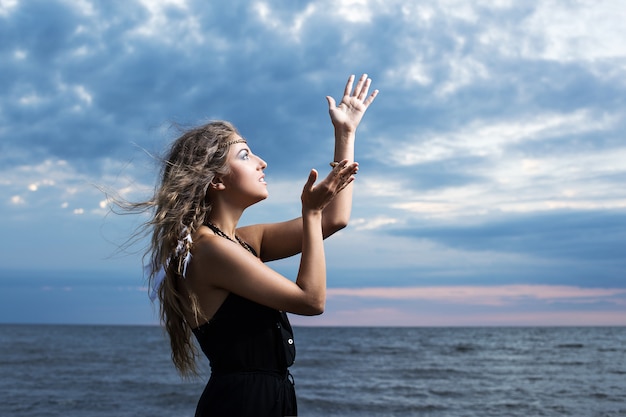 Mujer rezando al cielo