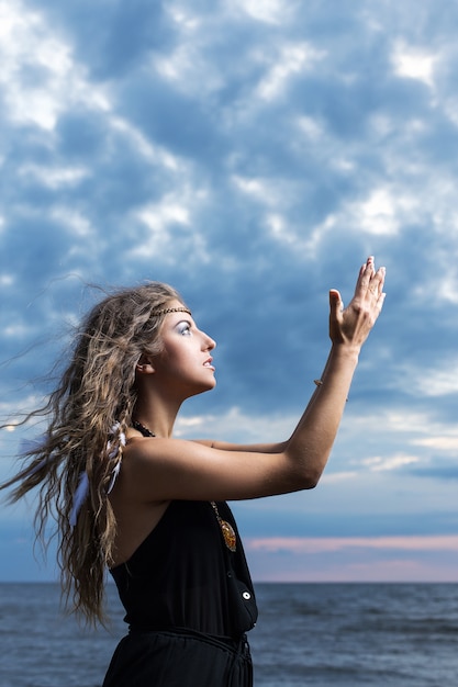 Mujer rezando al cielo