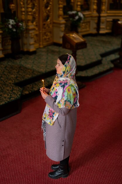 Mujer rezando en la iglesia para la peregrinación religiosa