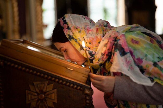 Mujer rezando en la iglesia para la peregrinación religiosa