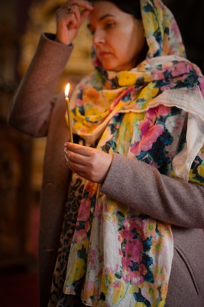 Foto gratuita mujer rezando en la iglesia para la peregrinación religiosa