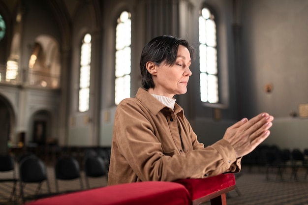 Foto gratuita mujer rezando en la iglesia