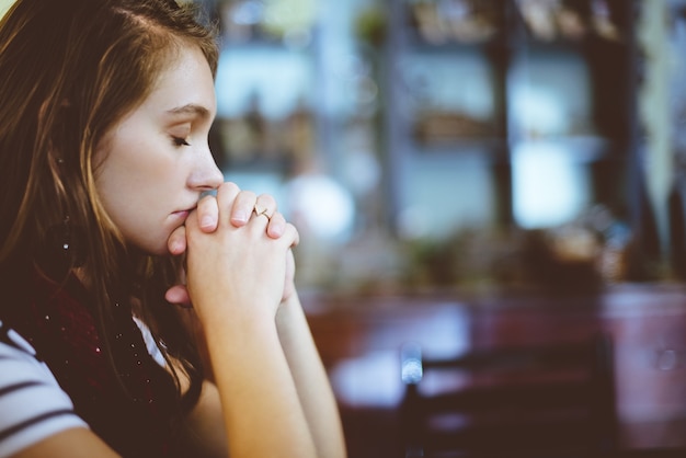 Mujer rezando en la iglesia