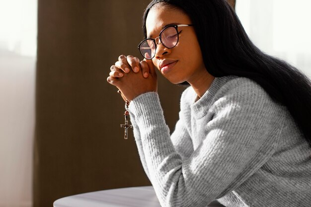 Mujer rezando por sus seres queridos