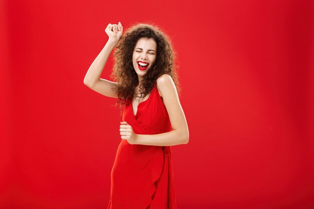 Mujer rica olvidando todos los problemas en la pista de baile encantador elegante joven modelo femenino europeo en st ...