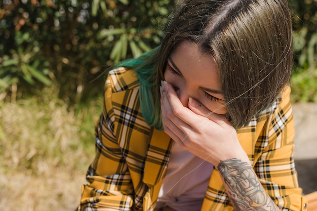 Mujer riendo al aire libre