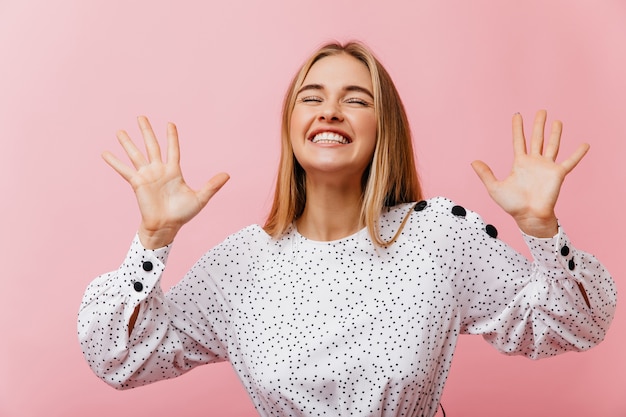 Mujer riendo alegre en blusa blanca escalofriante interior. retrato de mujer muy bien vestida con cabello rubio.