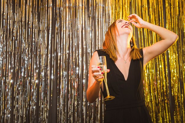 Mujer riendo en celebraciones de año nuevo