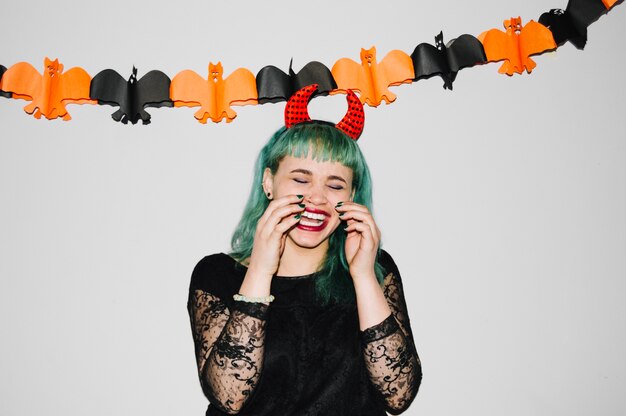 Mujer riendo en las decoraciones de Halloween
