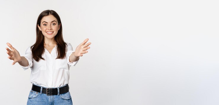 Foto gratuito mujer riendo entusiasta sonriendo y estirando los brazos hacia adelante le damos la bienvenida saludo de pie ov