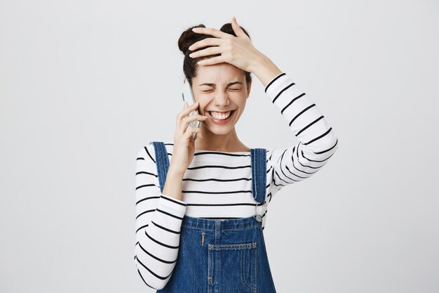 Mujer riendo feliz hablando por teléfono, riendo