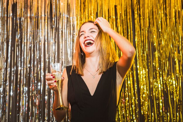 Mujer riendo en fiesta de año nuevo