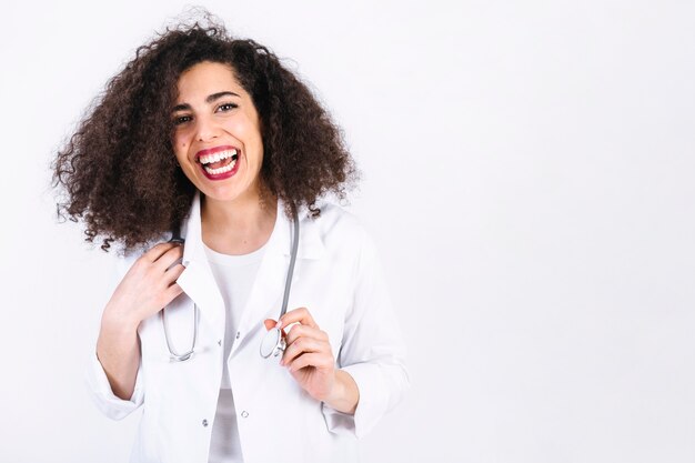 Mujer riendo en general médica