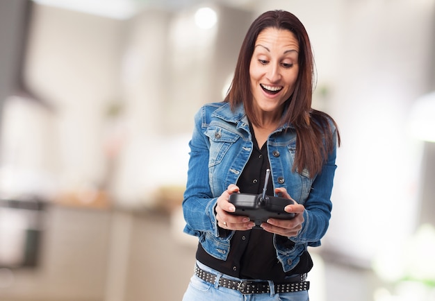 Mujer riendo con un mando radio control