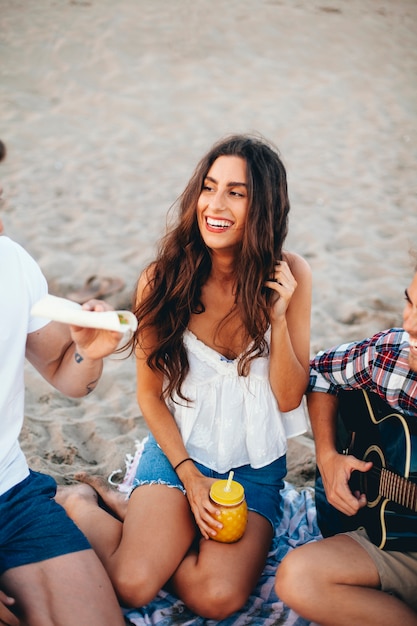 Foto gratuita mujer riendo en la playa