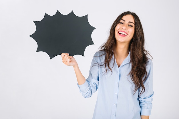 Mujer riendo presentando pizarra de burbuja de texto