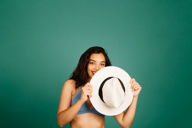 Foto gratuita mujer riendo con sombrero