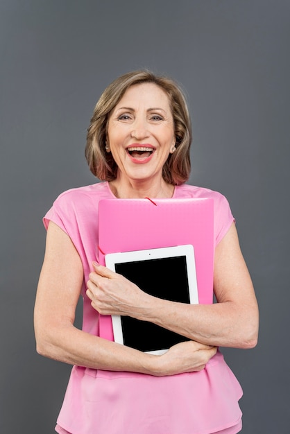Mujer riendo y sosteniendo la tableta