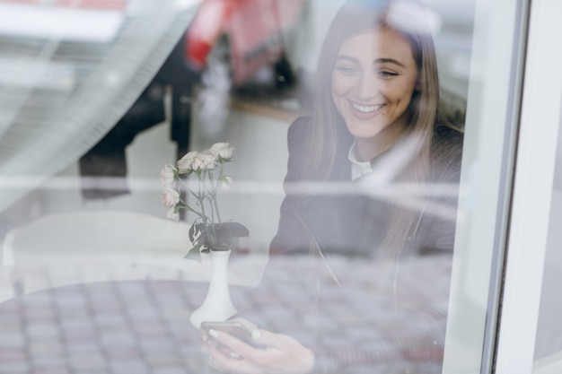 Foto gratuita mujer riendo a través de un cristal