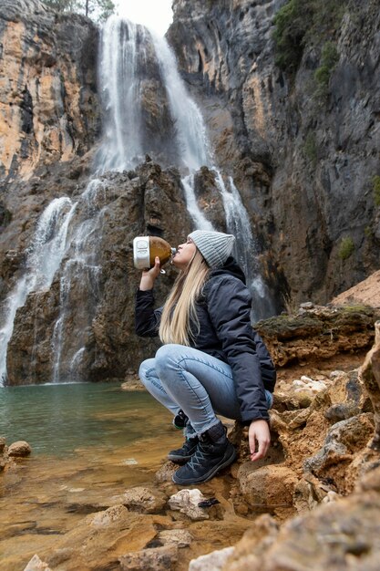 Mujer, en, río, agua potable