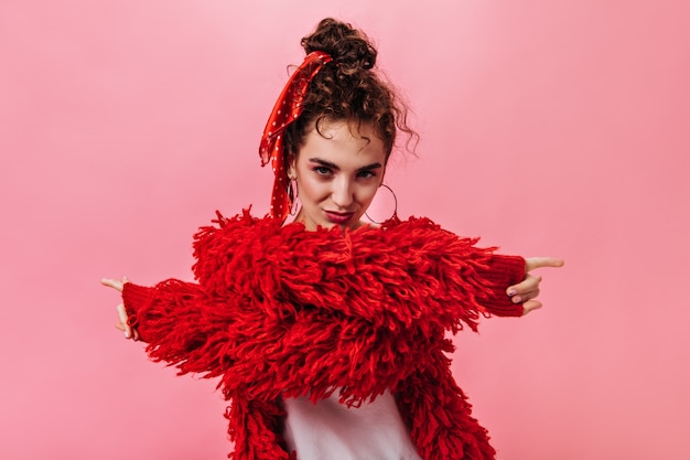 Foto gratuita mujer rizada en abrigo rojo en rosa