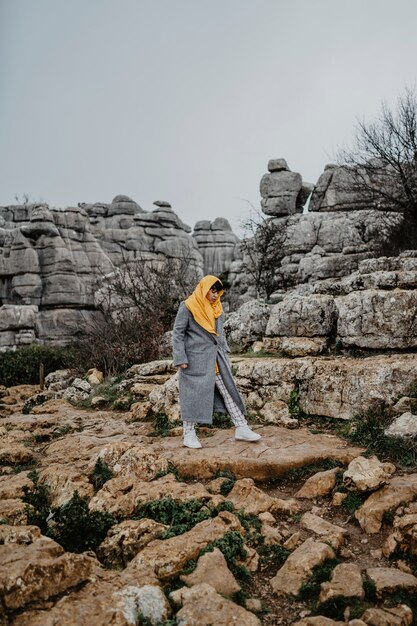 Mujer en las rocas