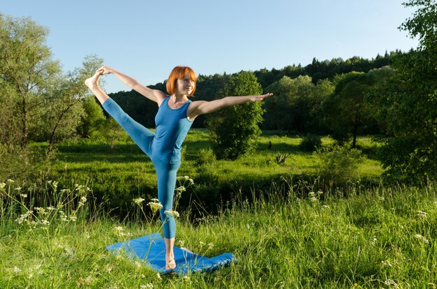 Mujer roja practicar yoga de fitness