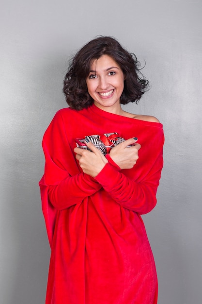 Mujer en rojo con caja de regalo.