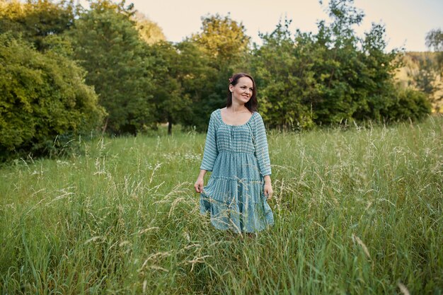 Mujer romántica belleza al aire libre