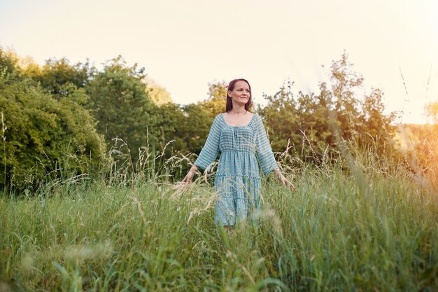 Mujer romántica belleza al aire libre