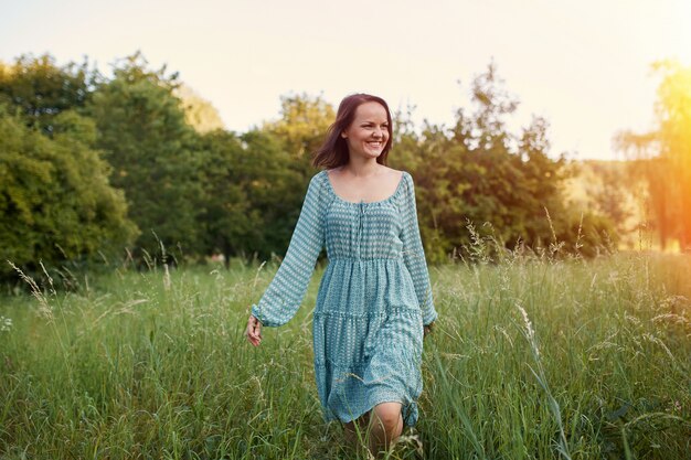 Mujer romántica belleza al aire libre