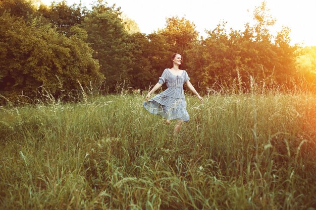 Mujer romántica belleza al aire libre