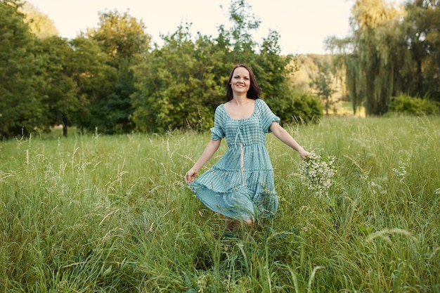 Mujer romántica belleza al aire libre