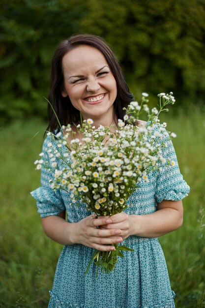 Mujer romántica belleza al aire libre