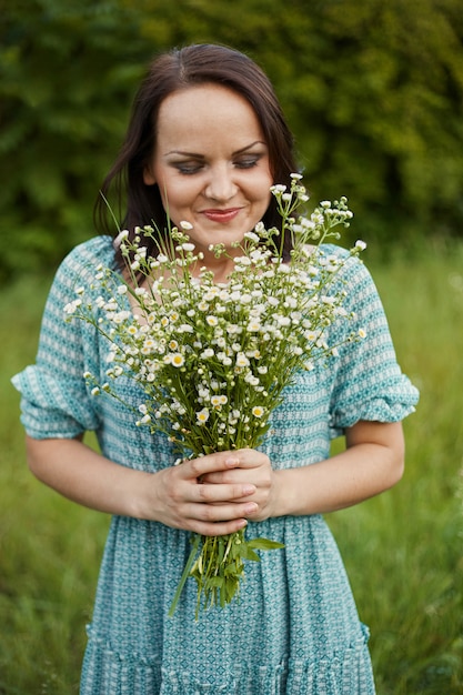 Mujer romántica belleza al aire libre