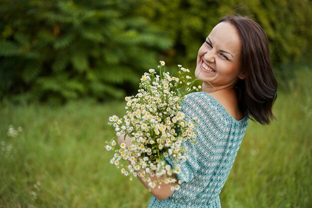 Mujer romántica belleza al aire libre