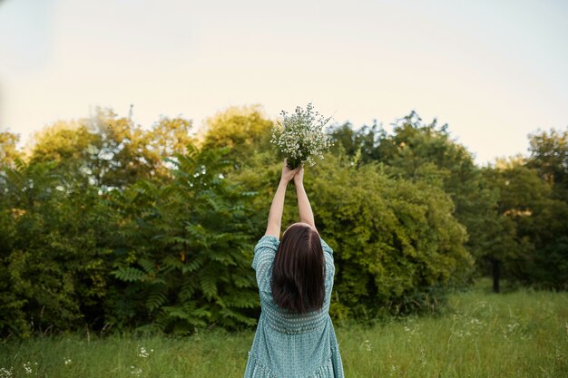 Mujer romántica belleza al aire libre