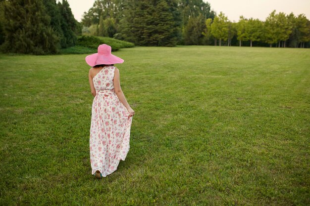 Mujer romántica belleza al aire libre